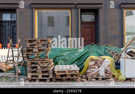 Matériaux de construction, échelle en bois, palettes Euro et déchets encombrants au bord de la route Banque D'Images