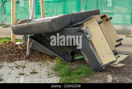 Pile de déchets encombrants avec de vieux meubles rembourrés au bord de la route Banque D'Images