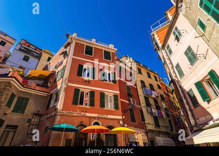 Bâtiments historiques colorés à Vernazza sur la côte méditerranéenne en Italie. Banque D'Images
