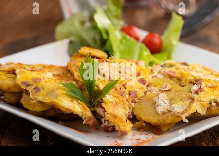 Pomme de terre tyrolienne gröstl sur une assiette Banque D'Images