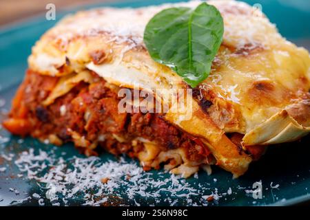 Lasagnes italiennes sur une assiette bleue Banque D'Images