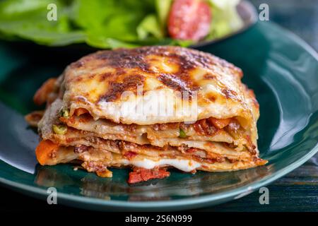Lasagne italienne dans une casserole blanche Banque D'Images