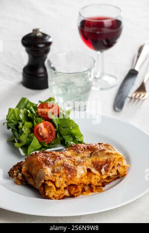 Portion de lasagnes sur une assiette blanche Banque D'Images