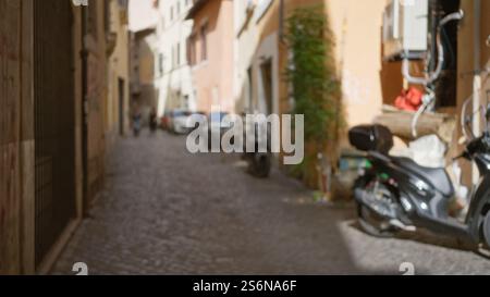 Vue imprenable sur la rue de rome, italie avec charme de la vieille ville et ruelle pavée, avec scooters défocalisés et architecture historique sous une douce lueur de jour Banque D'Images