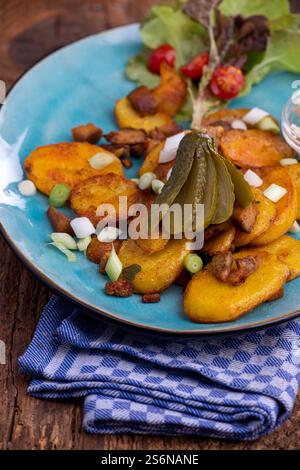 Torréfaction de pommes de terre tyrolienne avec concombre Banque D'Images