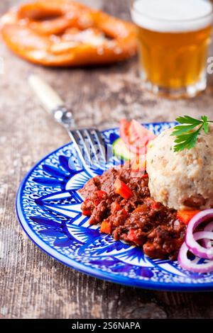 Goulash avec boulettes sur une plaque bleue Banque D'Images