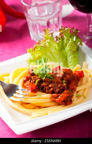 Goulash hongrois aux nouilles macaroni Banque D'Images