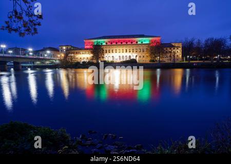 Pont et théâtre à Mülheim an der Ruhr la nuit Banque D'Images
