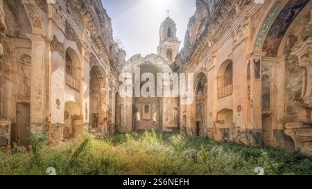 Église abandonnée de Sant'Egidio à Bussana Vecchia. Ville fantôme à Sanremo, région Ligurie, Italie. Abandonné en raison d'un tremblement de terre en 1887, aujourd'hui est un c Banque D'Images