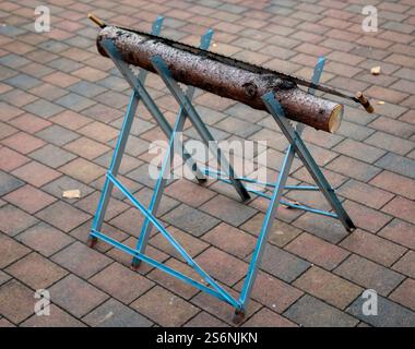 Détails d'un sawhorse avec bûche et vu à un mariage Banque D'Images