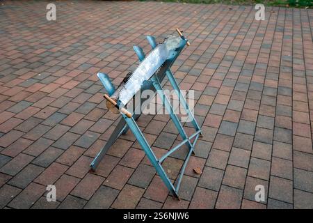 Détails d'une scie avec tronc d'arbre et vue à un mariage Banque D'Images