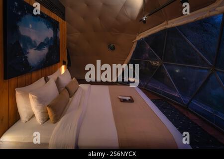 Java, Indonésie, 30 Sep 2024 Découvrez la sérénité ultime dans cette chambre élégante et magnifiquement conçue, avec une superbe fenêtre panoramique qui Banque D'Images