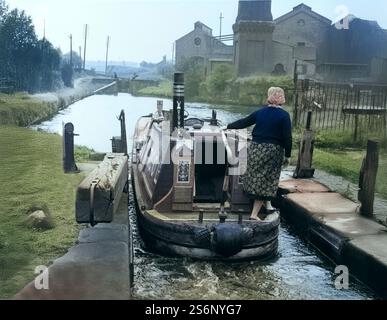 Woman taking a 15-04 grâce à un verrou dans le Black Country West Midlands Uk en 1959 Banque D'Images