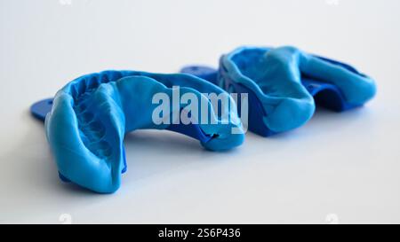 Gros plan d'une technique dentaire dentiste mord dents d'empreinte 3D - plateaux de moulage - mâchoire supérieure et inférieure. Banque D'Images