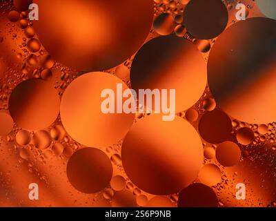 Photographie macro représentant des bulles texturées dans des teintes orange et marron vives mettant en valeur un design abstrait unique. Banque D'Images