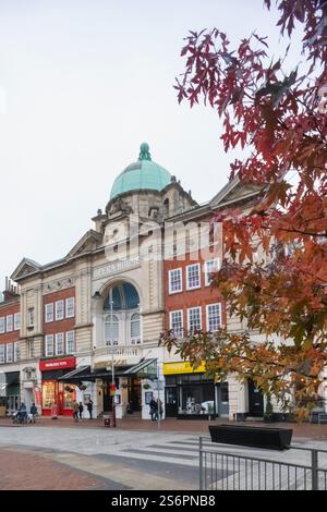Angleterre, Kent, Tunbridge Wells, l'Opéra historique maintenant un pub Wetherspoon et un restaurant avec des feuilles d'automne Banque D'Images