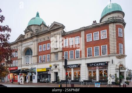 Angleterre, Kent, Tunbridge Wells, l'Opéra historique maintenant un pub Wetherspoon et un restaurant avec des feuilles d'automne Banque D'Images