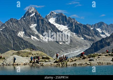 Au lac de montagne Lac Blanc, derrière lui les sommets aiguille du Chardonnet et aiguille d'Argentière, Chamonix, haute Savoie, France Banque D'Images