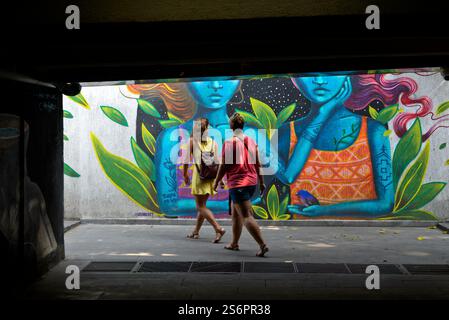 Femmes bleues, graffiti de l'artiste de rue péruvien Bronik, art de rue dans le passage souterrain Baratashvili, Tbilissi, Géorgie Banque D'Images