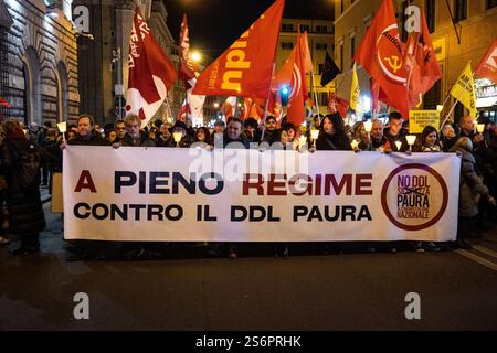 17 janvier 2025. Rome, Italie. Manifestation contre le projet de loi de 1660, près du Sénat italien. © Giacomo Manfredi Bonifati Banque D'Images