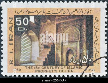 Timbre-poste oblitéré imprimé par l'Iran, qui montre l'intérieur d'une mosquée, 1400ème anniversaire de l'hégire, vers 1980. Banque D'Images