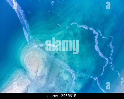 Belle texture dans la glace sur le lac gelé de Fedaia, municipalité de Canazei, province de trente, Trentin, Italie Banque D'Images