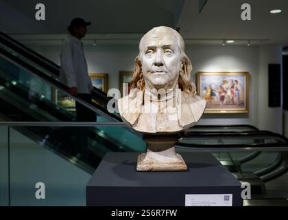 New York, États-Unis. 17 janvier 2025. Une sculpture de Benjamin Franklin de l'atelier de Jean-Antoine Houdon est exposée chez Sotheby's le vendredi 17 janvier 2025 à New York. Sotheby's offrira la rare impression de la Déclaration d'indépendance : l'Essex Broadside de juillet 1776, l'une des premières impressions du texte fondateur de l'Amérique, devrait rapporter environ 2-4 millions de dollars. Photo de John Angelillo/UPI crédit : UPI/Alamy Live News Banque D'Images