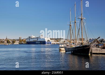 Croisière sur la côte de la Norvège, port de la ville d'Oslo, voilier traditionnel au quai, en arrière-plan le ferry Color Line de la ligne Kiel-Oslo Banque D'Images