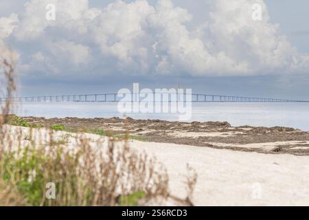 Vue du parc Fort de Soto au lever du soleil. Des teintes brillantes d'orange, de rose et de violet peignent le ciel, reflétant les eaux calmes sous Iconic Bridge Banque D'Images