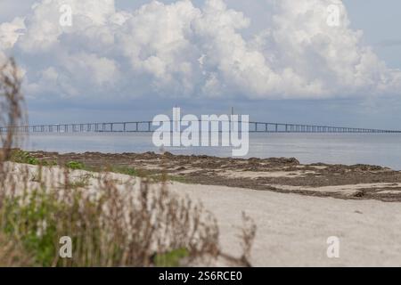 Vue du parc Fort de Soto au lever du soleil. Des teintes brillantes d'orange, de rose et de violet peignent le ciel, reflétant les eaux calmes sous Iconic Bridge Banque D'Images