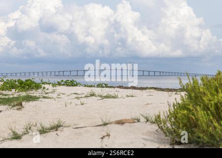 Vue du parc Fort de Soto au lever du soleil. Des teintes brillantes d'orange, de rose et de violet peignent le ciel, reflétant les eaux calmes sous Iconic Bridge Banque D'Images