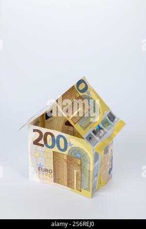 Maison faite de 200 billets en euros, fond blanc, image symbolique, financement de la construction, Banque D'Images