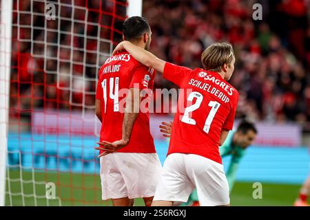 Vangelis Pavlidis attaquant de SL Benfica et Andreas Schjelderup attaquant de SL Benfica lors du match Liga Portugal Betclic entre SL Benfica et FC Famalicao à l'Estadio da Luz à Lisbonne le 17 janvier 2024. Liga Portugal Betclic - SL Benfica vs FC Famalicao (Valter Gouveia/SPP) crédit : SPP Sport Press photo. /Alamy Live News Banque D'Images