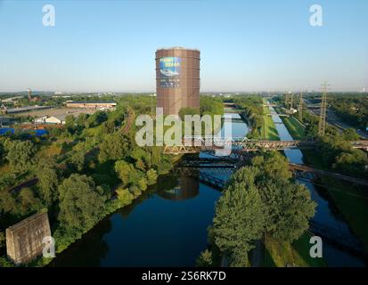 Vue du gazomètre d'Oberhausen et du canal Rhin-Herne à la lumière du matin, Oberhausen, région de la Ruhr, Rhénanie du Nord-Westphalie, Allemagne Banque D'Images