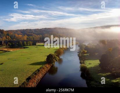 Vue de Witten-Bommern avec la Ruhr et le viaduc de la Ruhr dans la lumière du matin d'automne, Witten, région de la Ruhr, Rhénanie du Nord-Westphalie, Allemagne Banque D'Images