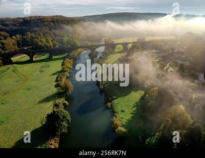 Vue de Witten-Bommern avec la Ruhr et le viaduc de la Ruhr dans la lumière du matin d'automne, Witten, région de la Ruhr, Rhénanie du Nord-Westphalie, Allemagne Banque D'Images