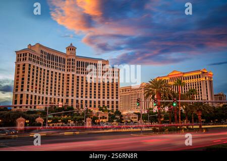 Las Vegas, Nevada, États-Unis - 24 octobre 2021 : feux de circulation sur le Strip en face de l'Hôtel Bellagio et casino au coucher du soleil, longue exposition Banque D'Images