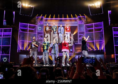 AMSTERDAM - la formation YouTube Bankzitters donnera une représentation lors de son 10ème anniversaire au Ziggo Dome. Le groupe a un total de 100 000 000 flux et a été dans le Top 2000 quatre fois l'année dernière et l'année précédente. ANP RAMON VAN FLYMEN netherlands Out - belgique Out Credit : ANP/Alamy Live News Banque D'Images