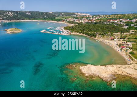 Panorama aérien de la superbe plage Rajska plaza sur l'île de Rab, Croatie. Banque D'Images