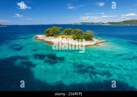 Vue aérienne d'une petite île inhabitée avec de l'eau de mer cristalline Banque D'Images