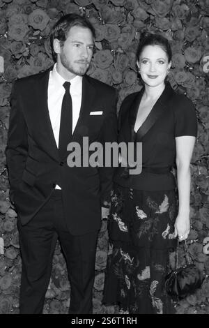 Will Kopelman et Drew Barrymore assistent au Museum of Modern Art film Benefit : a Tribute to Pedro Almodovar au MoMA de New York le 15 novembre 2011. Crédit photo : Henry McGee/MediaPunch Banque D'Images