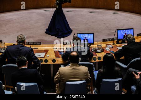 New York, New York, États-Unis. 17 janvier 2025. Une partie de la salle du Conseil de sécurité avec des observateurs projetant le général de division PATRICK Gauchat, chef de mission et chef d'état-major de l'organisme des Nations Unies chargé de la surveillance de la trêve (ONUST), s'exprimant lors d'une réunion du Conseil de sécurité sur le maintien de la paix et de la sécurité internationales, l'accent étant mis sur la Ligue des États arabes. Plus précisément, les résultats des pourparlers de cessez-le-feu, l'avenir et la Syrie et le Liban. (Crédit image : © Bianca Otero/ZUMA Press Wire) USAGE ÉDITORIAL SEULEMENT! Non destiné à UN USAGE commercial ! Banque D'Images