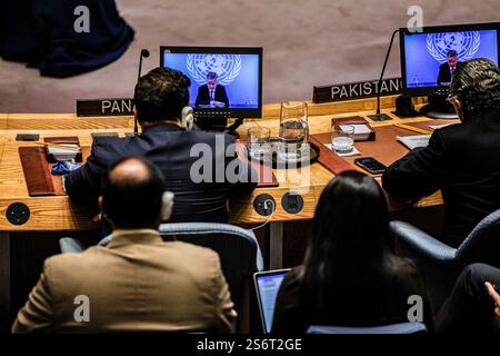 New York, New York, États-Unis. 17 janvier 2025. Une partie de la salle du Conseil de sécurité avec des moniteurs et un écran projetant le général de division PATRICK Gauchat, chef de mission et chef d'état-major de l'organisme des Nations Unies chargé de la surveillance de la trêve (ONUST), s'exprimant lors d'une réunion du Conseil de sécurité sur le maintien de la paix et de la sécurité internationales, l'accent étant mis sur la Ligue des États arabes. Plus précisément, les résultats des pourparlers de cessez-le-feu, l'avenir et la Syrie et le Liban. (Crédit image : © Bianca Otero/ZUMA Press Wire) USAGE ÉDITORIAL SEULEMENT! Non destiné à UN USAGE commercial ! Banque D'Images