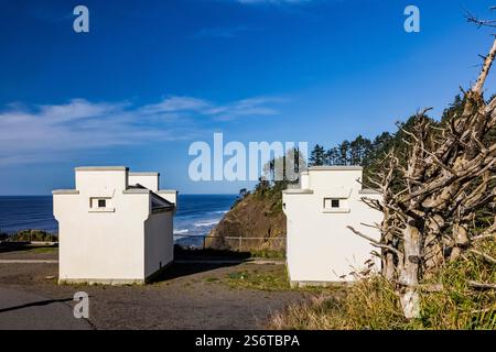 Maisons pétrolières au phare de North Head au parc d'État de Cape Disception, État de Washington, États-Unis Banque D'Images
