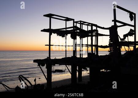 Malibu, Californie, États-Unis. 14 janvier 2025. Les restes d'un bâtiment endommagé après l'incendie de Palisades le long de Las Tuna Beach sur la Pacific Coast Highway à Malibu Calif., le mardi 14 janvier 2025. (Crédit image : © Catherine Bauknight/ZUMA Press Wire) USAGE ÉDITORIAL SEULEMENT! Non destiné à UN USAGE commercial ! Banque D'Images