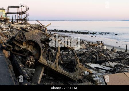 Malibu, Californie, États-Unis. 14 janvier 2025. Les restes de maisons ont endommagé des maisons et des véhicules, après l'incendie de Palisades le long de Las Tuna Beach sur la Pacific Coast Highway à Malibu Calif., le mardi 14 janvier 2025. (Crédit image : © Catherine Bauknight/ZUMA Press Wire) USAGE ÉDITORIAL SEULEMENT! Non destiné à UN USAGE commercial ! Banque D'Images