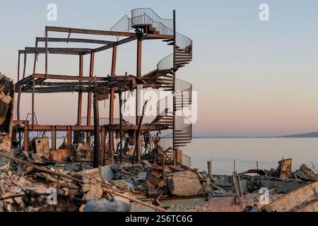 Malibu, Californie, États-Unis. 14 janvier 2025. Les restes d'un bâtiment endommagé après l'incendie de Palisades le long de Las Tuna Beach sur la Pacific Coast Highway à Malibu Calif., le mardi 14 janvier 2025. (Crédit image : © Catherine Bauknight/ZUMA Press Wire) USAGE ÉDITORIAL SEULEMENT! Non destiné à UN USAGE commercial ! Banque D'Images