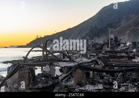 Malibu, Californie, États-Unis. 14 janvier 2025. Les restes de maisons ont endommagé des maisons après l'incendie de Palisades le long de Las Tuna Beach sur la Pacific Coast Highway à Malibu Calif., le mardi 14 janvier 2025. (Crédit image : © Catherine Bauknight/ZUMA Press Wire) USAGE ÉDITORIAL SEULEMENT! Non destiné à UN USAGE commercial ! Banque D'Images