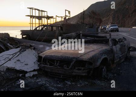 Malibu, Californie, États-Unis. 14 janvier 2025. Les restes de maisons ont endommagé des maisons et des véhicules, après l'incendie de Palisades le long de Las Tuna Beach sur la Pacific Coast Highway à Malibu Calif., le mardi 14 janvier 2025. (Crédit image : © Catherine Bauknight/ZUMA Press Wire) USAGE ÉDITORIAL SEULEMENT! Non destiné à UN USAGE commercial ! Banque D'Images