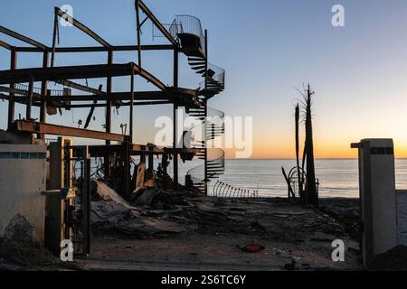Malibu, Californie, États-Unis. 14 janvier 2025. Les restes d'un bâtiment endommagé après l'incendie de Palisades le long de Las Tuna Beach sur la Pacific Coast Highway à Malibu Calif., le mardi 14 janvier 2025. (Crédit image : © Catherine Bauknight/ZUMA Press Wire) USAGE ÉDITORIAL SEULEMENT! Non destiné à UN USAGE commercial ! Banque D'Images